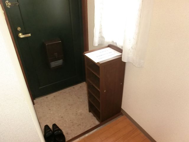 Entrance. Is the entrance space of shoes BOX equipped