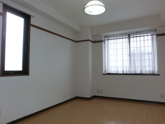 Living and room. Window Many Akarushi indoor space is attractive in a corner room type