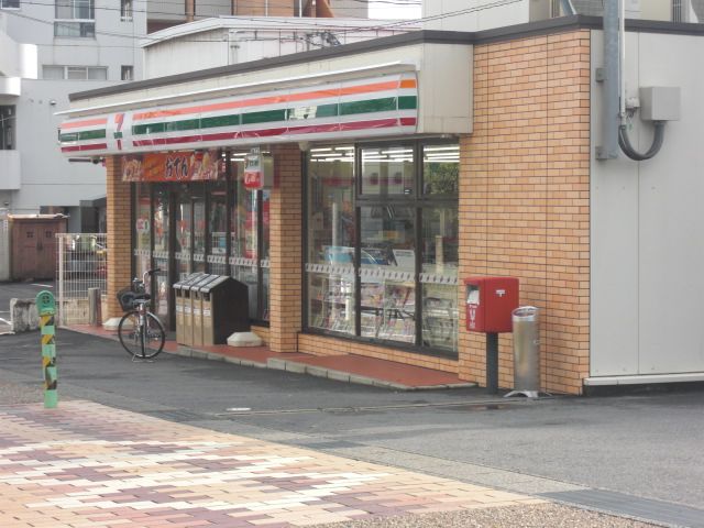 Convenience store. 280m to Seven-Eleven (convenience store)