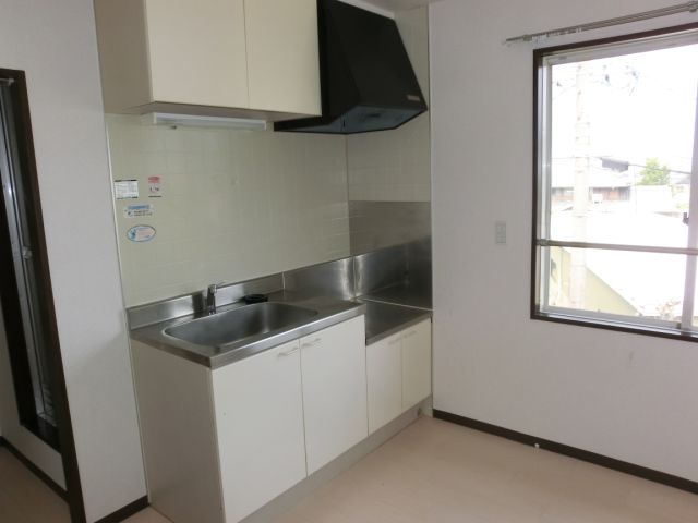 Kitchen. It is easy to kitchen space bright and ventilation have large windows