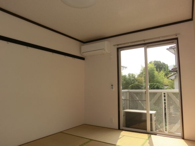 Living and room. Hanger hook & Air Conditioning & Lighting fixtures-conditioned Japanese-style room