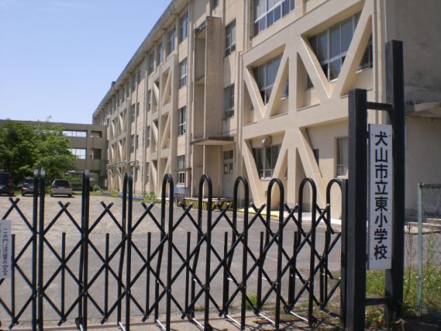 Primary school. 2400m until the Municipal Higashi elementary school (elementary school)