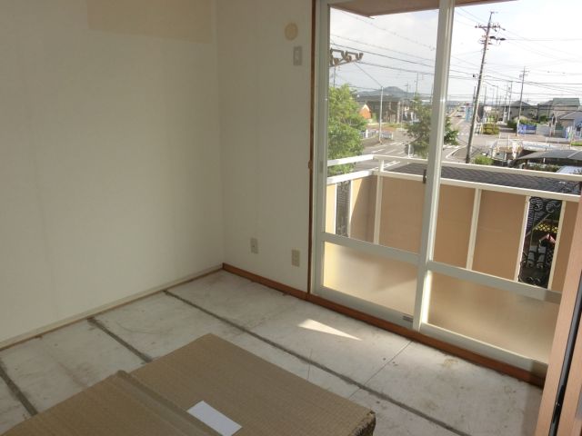 Living and room. Tatami will be laid at the time of move-in