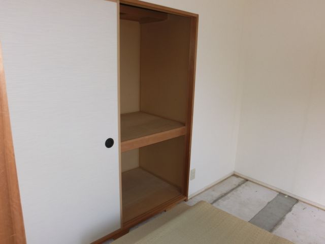 Receipt. It is the storage space of the southern Japanese-style room