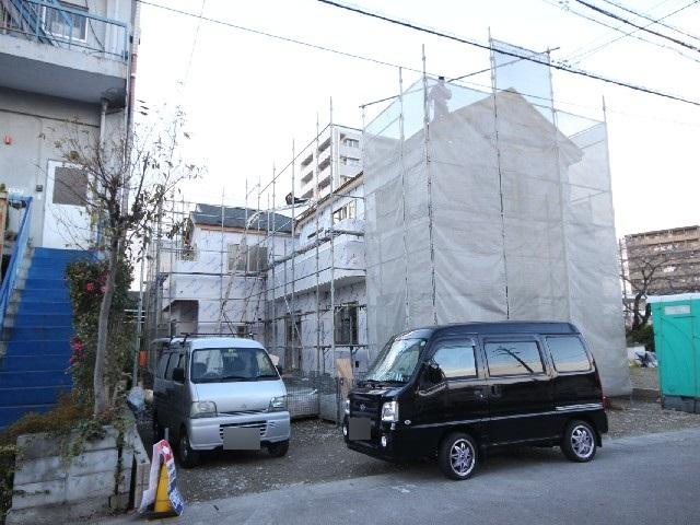 Local photos, including front road. Local photos, including the front road