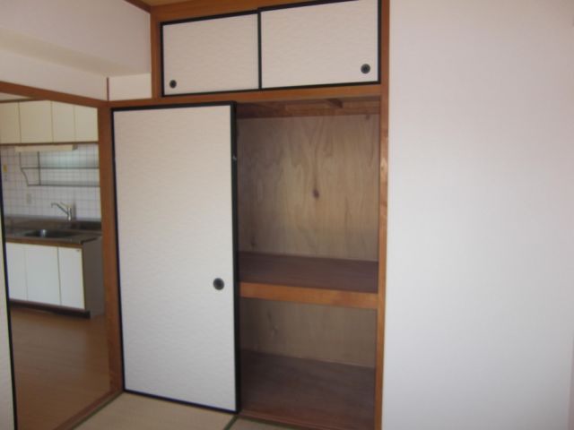 Receipt. Upper closet is also a storage space of the Japanese-style side with