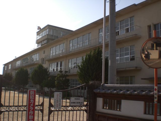 Primary school. 690m up to municipal Inuyama North Elementary School (elementary school)