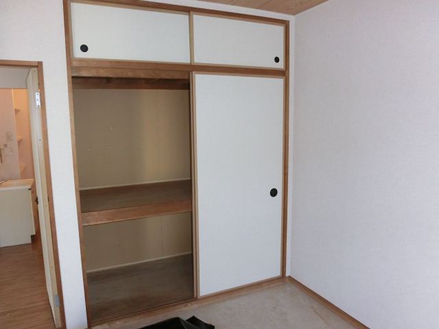 Receipt. It is the storage of large capacity, complete with upper closet.