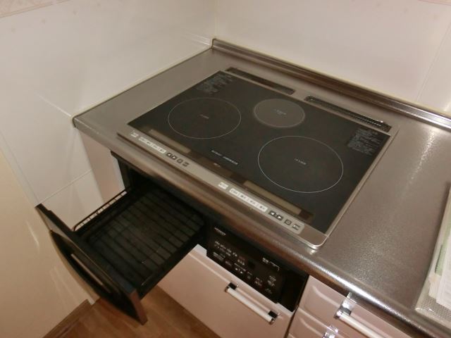 Kitchen. It is with 3-neck of the IH heater & Grill!