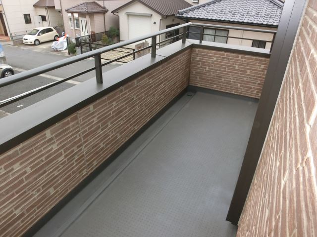 Balcony. It is a veranda space with a breadth!