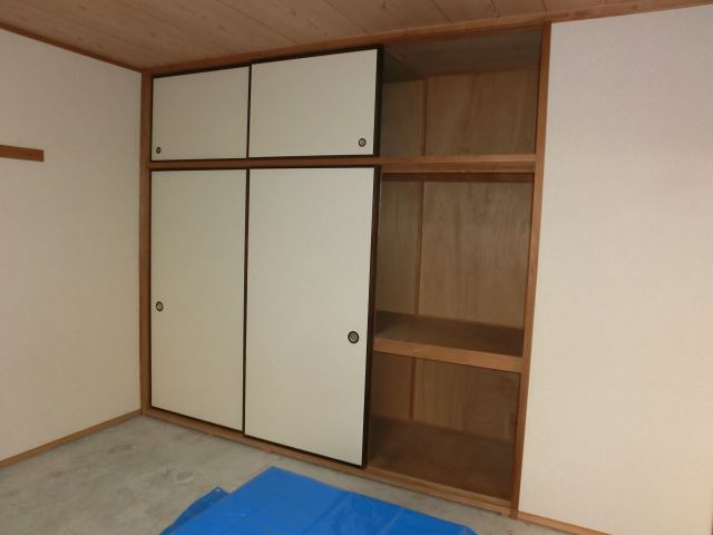 Receipt. With the upper closet is a storage space of large capacity!