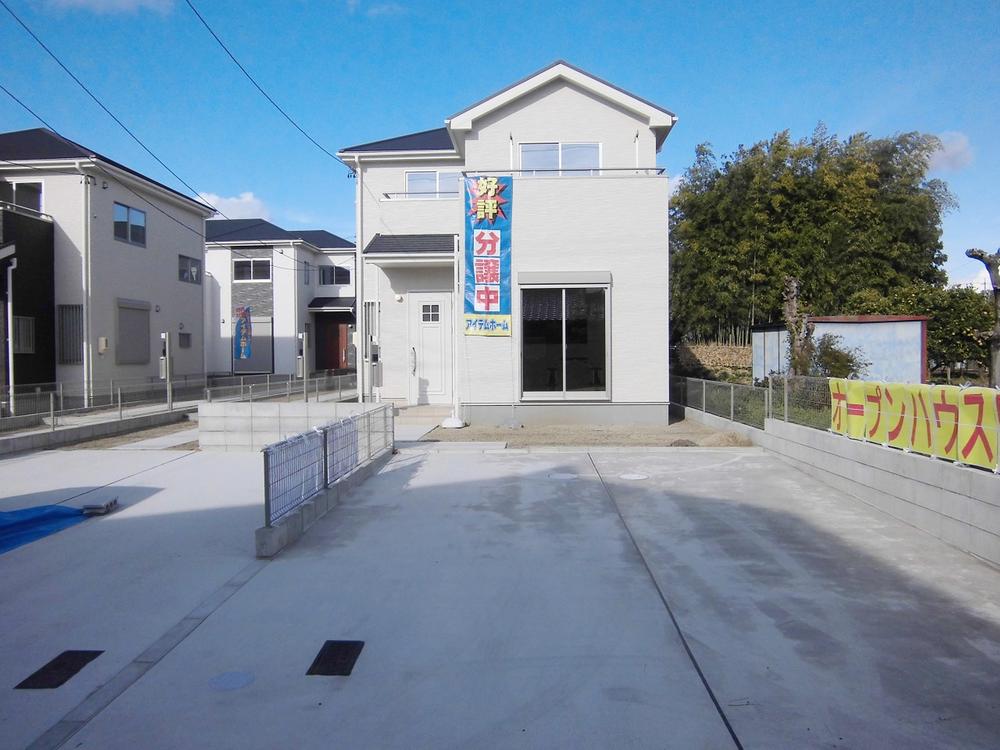 Local photos, including front road. Number of parking spaces: 2013 November shooting