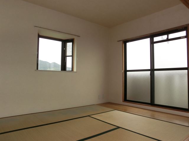 Living and room. Is a Japanese-style room where the warm light enters through the window.