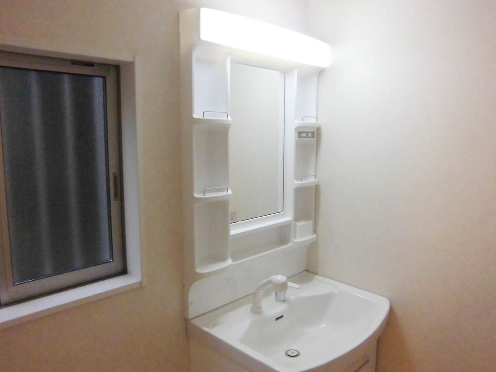 Wash basin, toilet. Vanity: October 2013 shooting