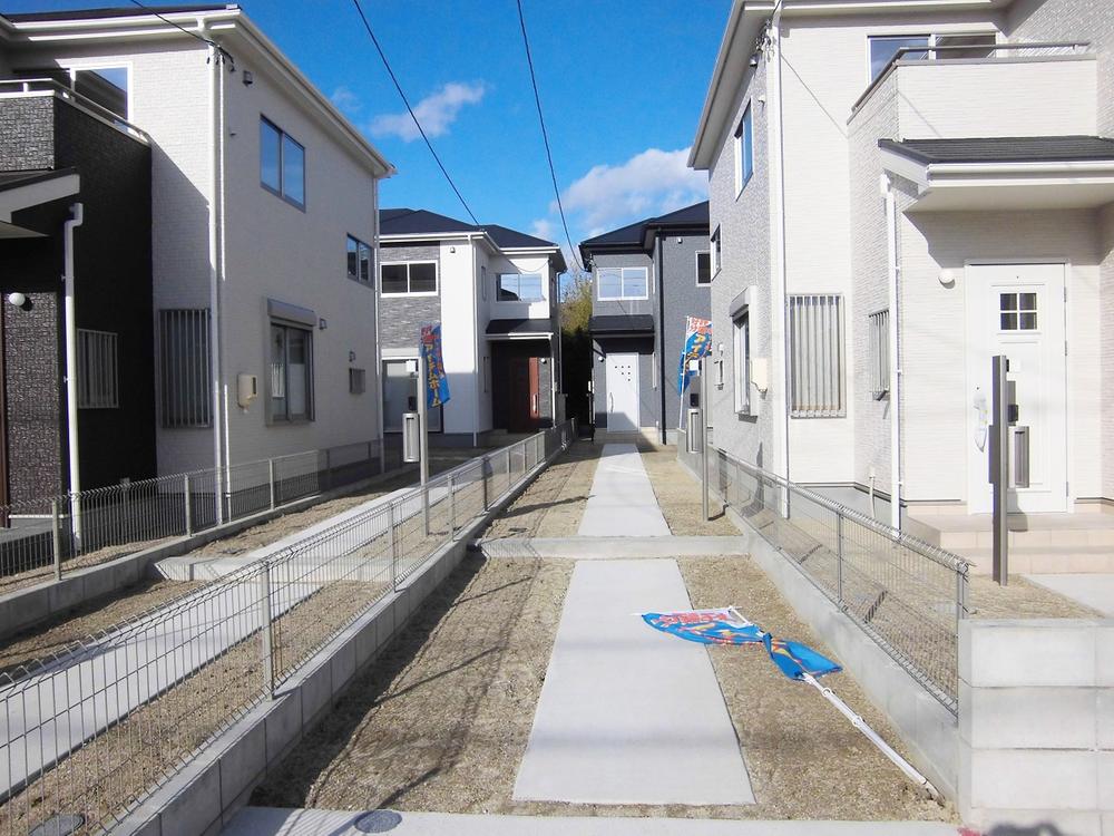 Local photos, including front road. Entrance: 2013 November shooting