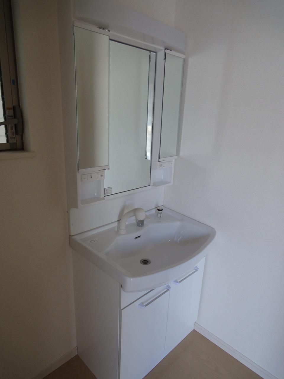 Wash basin, toilet. (2013.9.30 shooting)