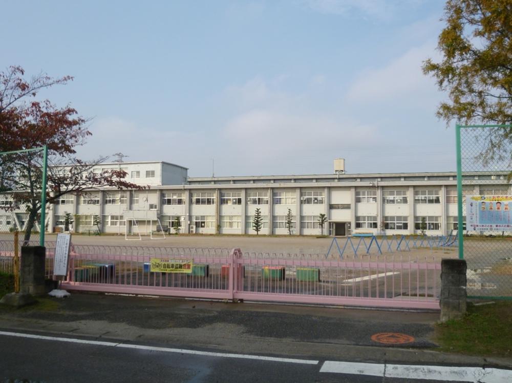 Primary school. Iwakura 10m 1 minute walk to Higashi Elementary School
