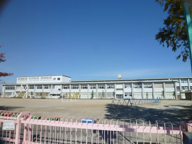 Primary school. Municipal Iwakura 160m east to elementary school (elementary school)