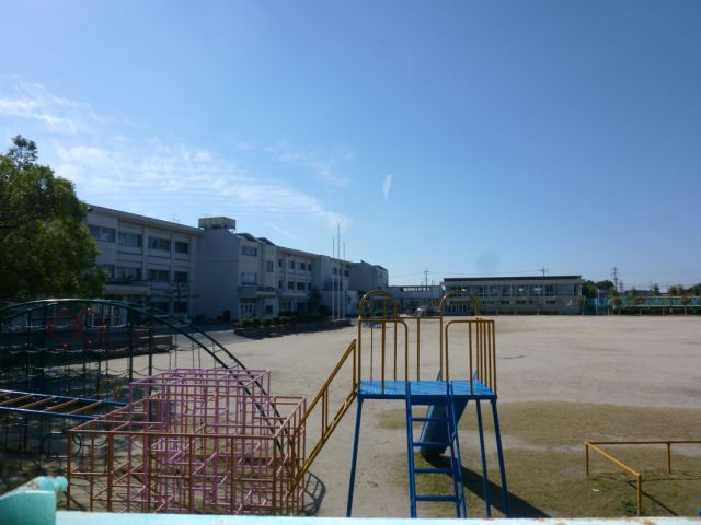 Primary school. Municipal Gojō River until the elementary school (elementary school) 390m