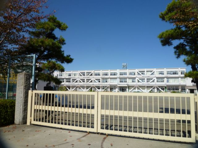 Primary school. Municipal Iwakura to the south elementary school (elementary school) 1300m