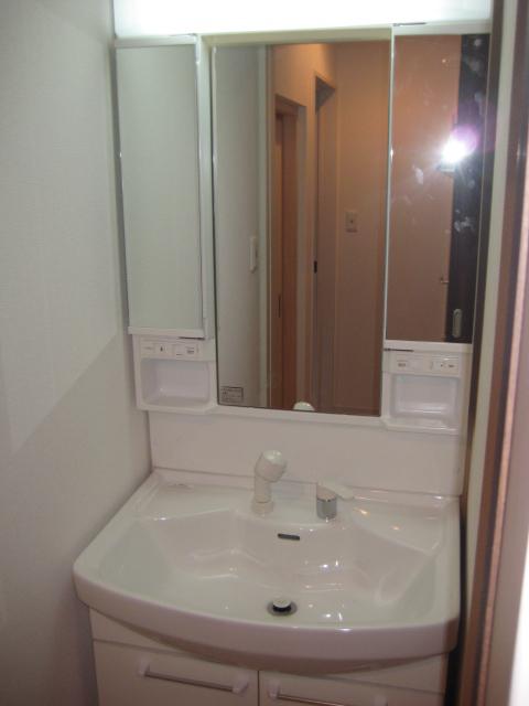 Wash basin, toilet. Example of construction 