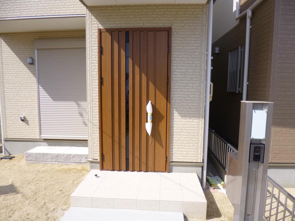 Entrance. Example of construction 