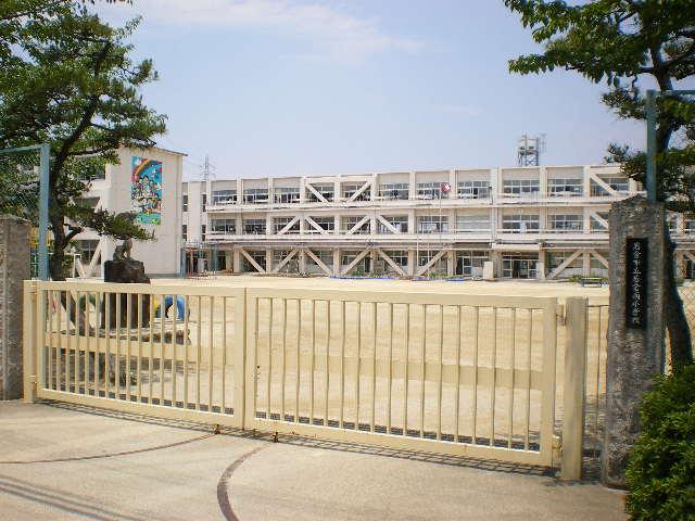 Primary school. Iwakura Municipal Iwakura 300m to the south elementary school