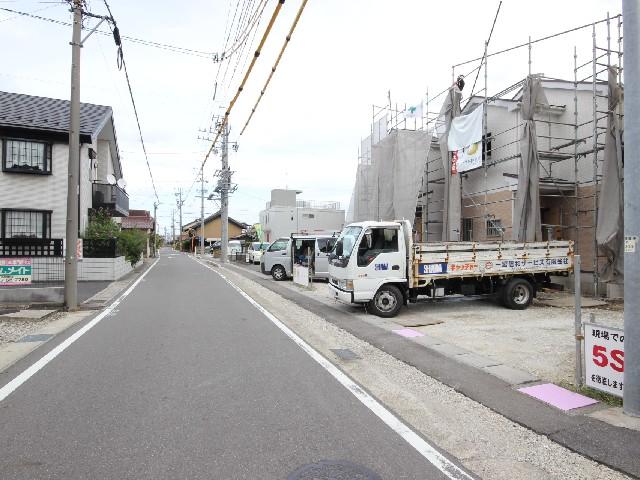 Local photos, including front road. Local photos, including the front road (from the east)