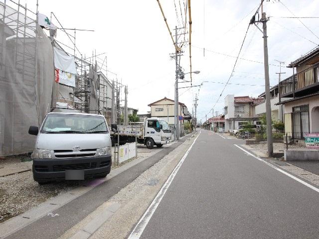 Local photos, including front road. Local photos, including the front road (from the west)