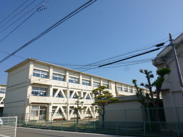 Junior high school. City Iwakura until junior high school (junior high school) 970m