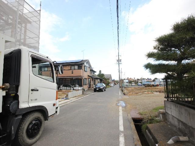 Local photos, including front road. Frontal road