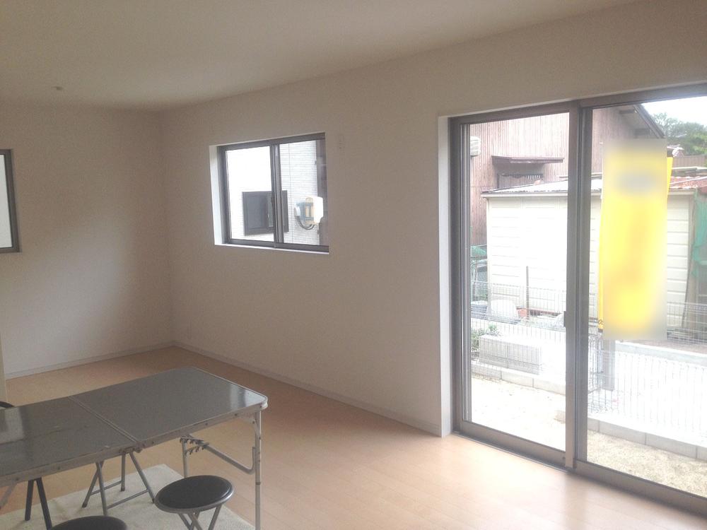 Living. Japanese-style room adjacent living! 