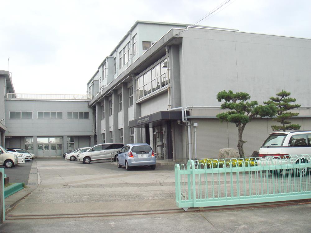 Other. The nearest elementary school: Gojō River Elementary School