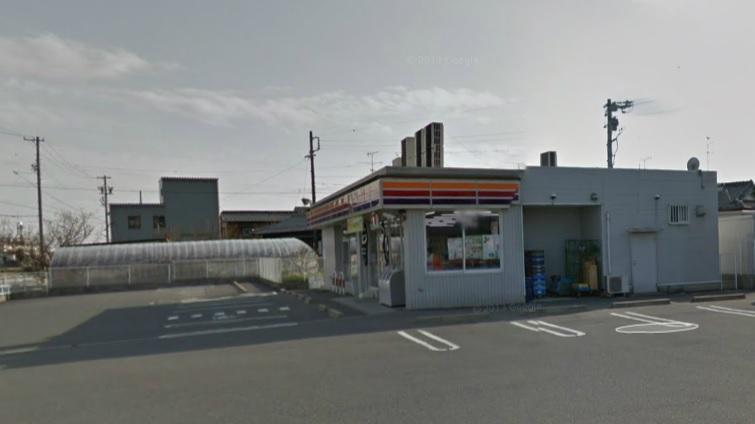 Convenience store. About a 5-minute walk from the 330m convenience stores to Circle K