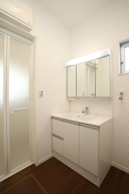 Wash basin, toilet. Indoor (12 May 2013) Shooting