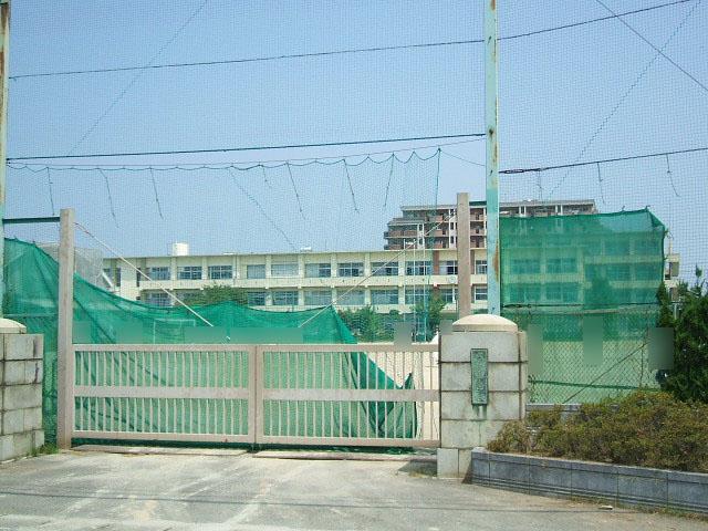 Junior high school. Iwakura 827m until junior high school
