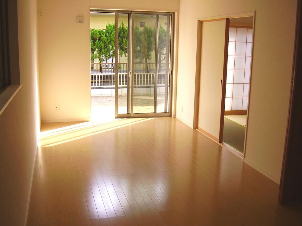 Living. South-facing quires LDK15! 