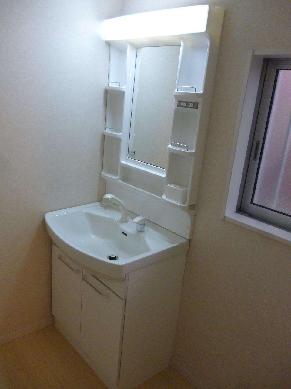 Wash basin, toilet. Washbasin with shower