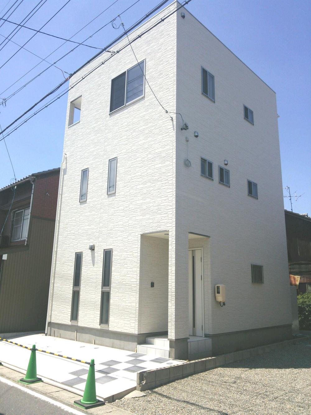 Local appearance photo. Three-story It was completed