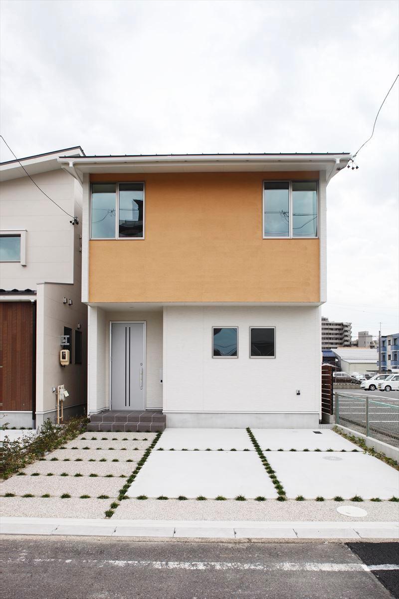 Local appearance photo. Spacious living room of A Togaikan photo 20.1 Pledge is, We planned so as to be open space to be able to spend comfortable even invited the people. 2WAY of entrance cloak that can separate the conductor of the customer and his family, Keep clean the entrance. 