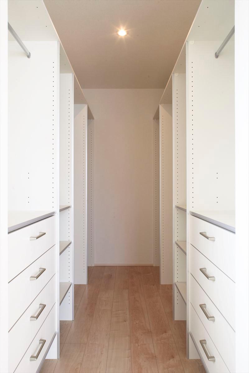 Receipt. Walk-in closet, which was installed in the building A walk-in closet Master bedroom, You can distinguish in the husband and wife. 