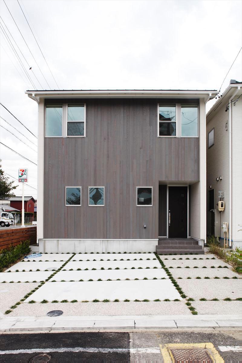 Local appearance photo. D Togaikan photo 5LDK plan! Is a corner lot. Taking advantage of the corner lot, The LDK and the Japanese-style lighting was planned to the resulting easy to position. In Japanese-style room with 5LDK plan, Living with your parents is also possible. 