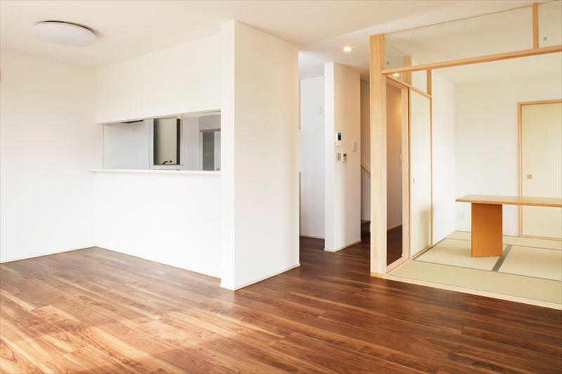 Living. Living opened in the D building living south is, Flooded with natural light, Spend the gentle moments while enjoying a conversation in the family. 