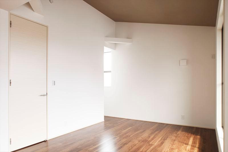 Non-living room. The main bedroom, which was nestled the D Building Master Bedroom WIC is, Produce a sense of openness in the gradient ceiling. 