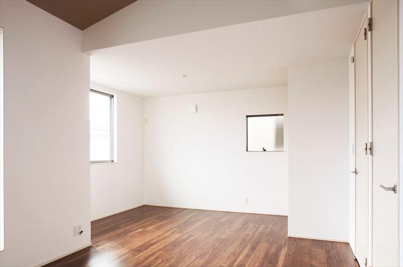 Non-living room. Building D Western-style two-door 1 room of Western-style is, Partition is also possible. In accordance with the growth of the child, You can also arrange the room. 