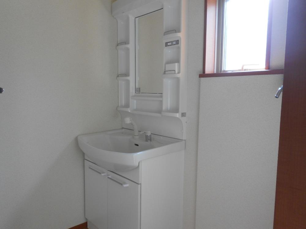 Wash basin, toilet. Local (September 2013) Shooting Building 2