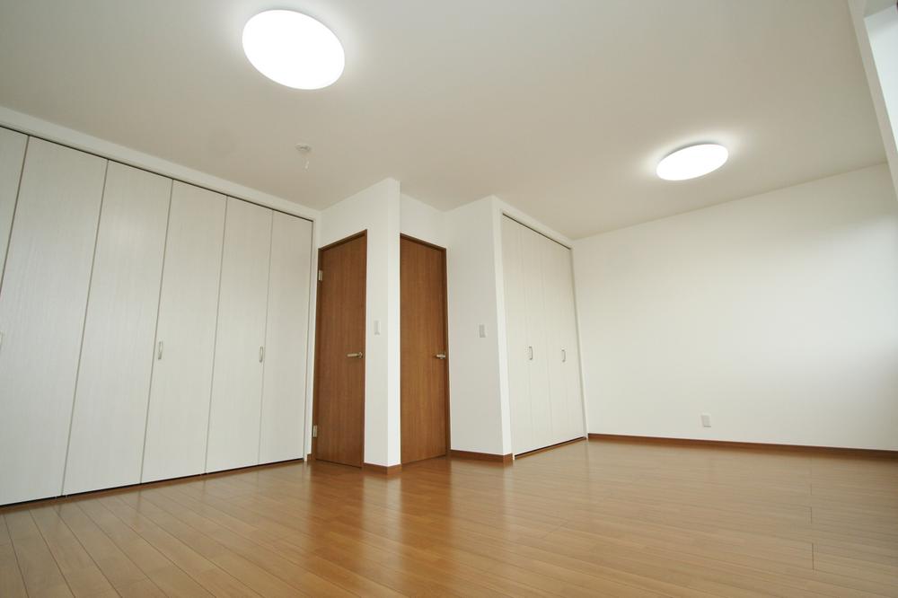 Non-living room.  [Building C nursery] Partition possible nursery to match the growth of the child. Children's room to the 2 rooms in the future. 