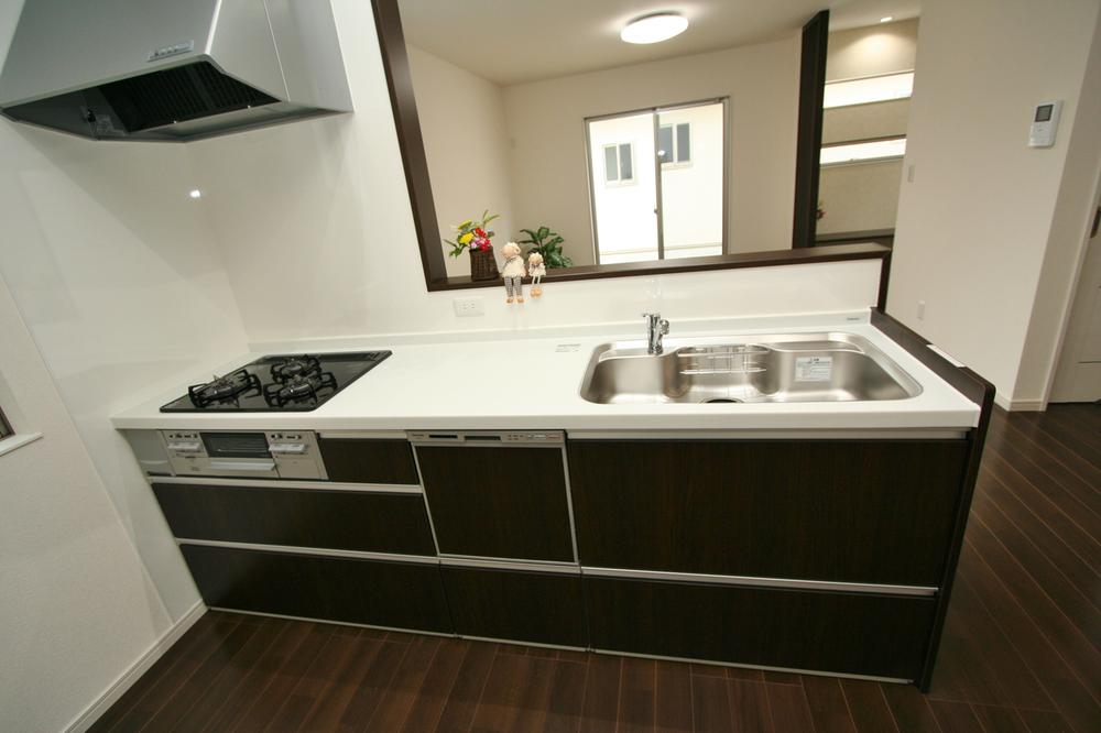 Kitchen.  [Building B Kitchen] Functional Panasonic living station, Dishwasher ・ Glass top gas stove
