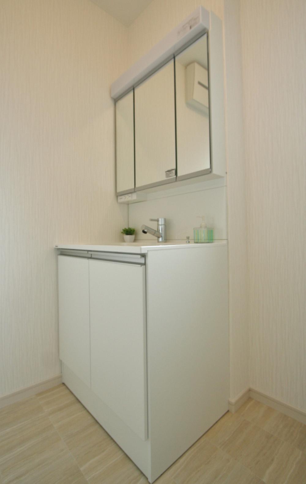 Other Equipment.  [Building B basin] Easy-to-use three-sided mirror Panasonic NEWCLine