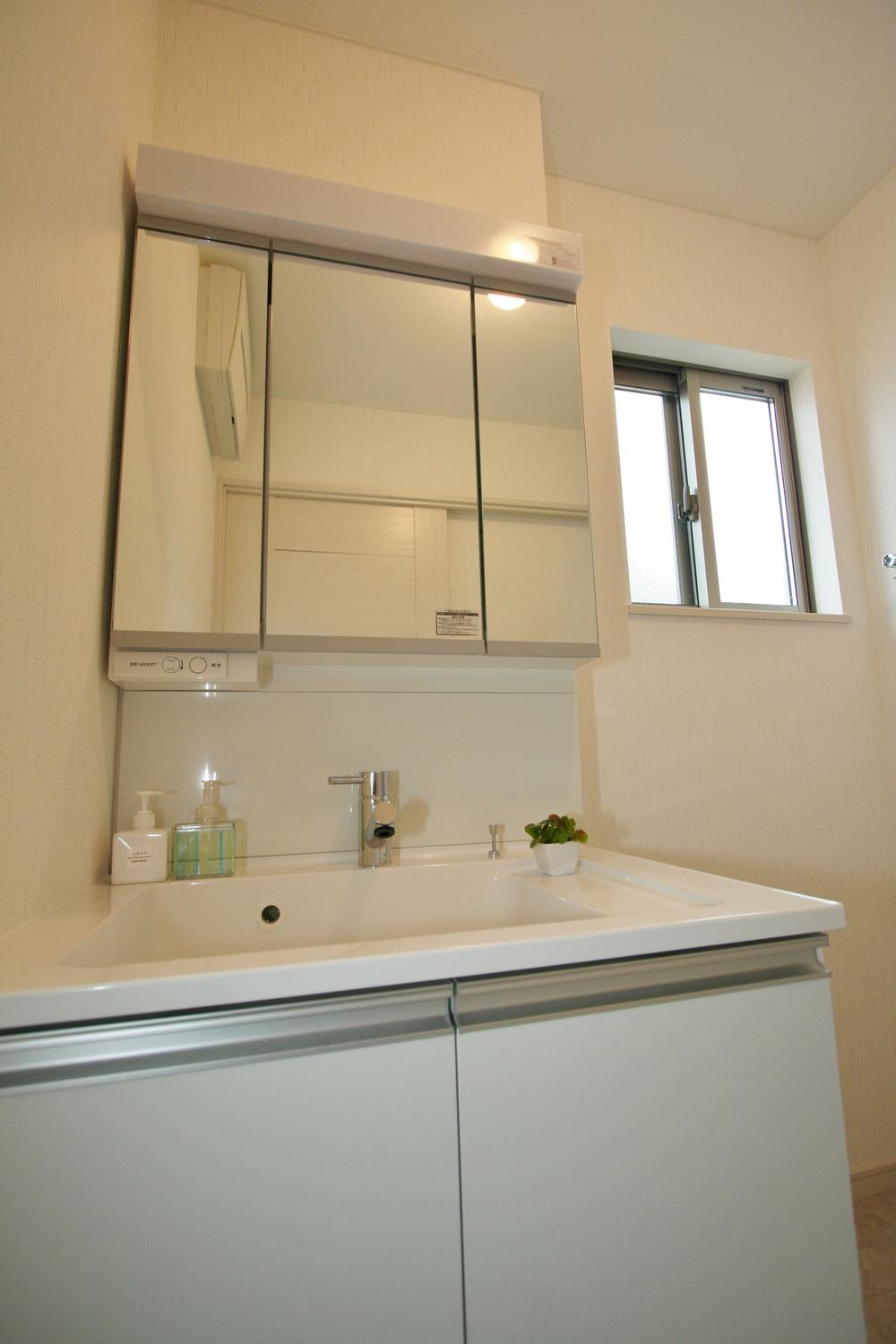 Other Equipment.  [Building C basin] Easy-to-use three-sided mirror Panasonic NEWCLine